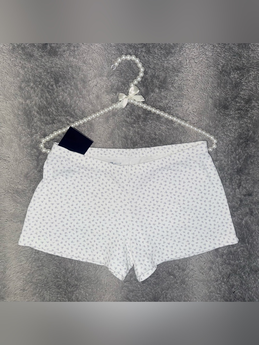 BRANDY MELVILLE EMERY FLORAL COTTON SHORTS IN WHITE & LAVENDER - Picture 2 of 5